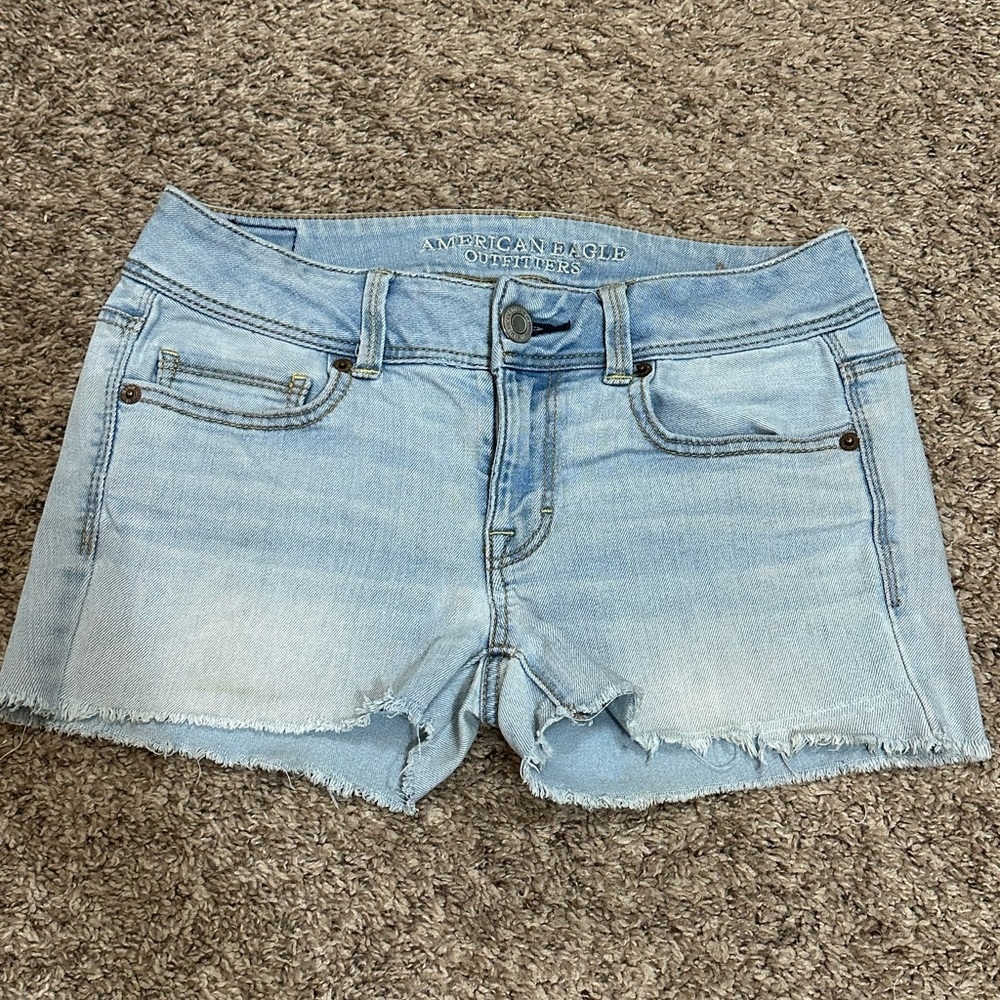 American Eagle 🦅 Light Wash Cut Off Denim Jean Shorts Size 4